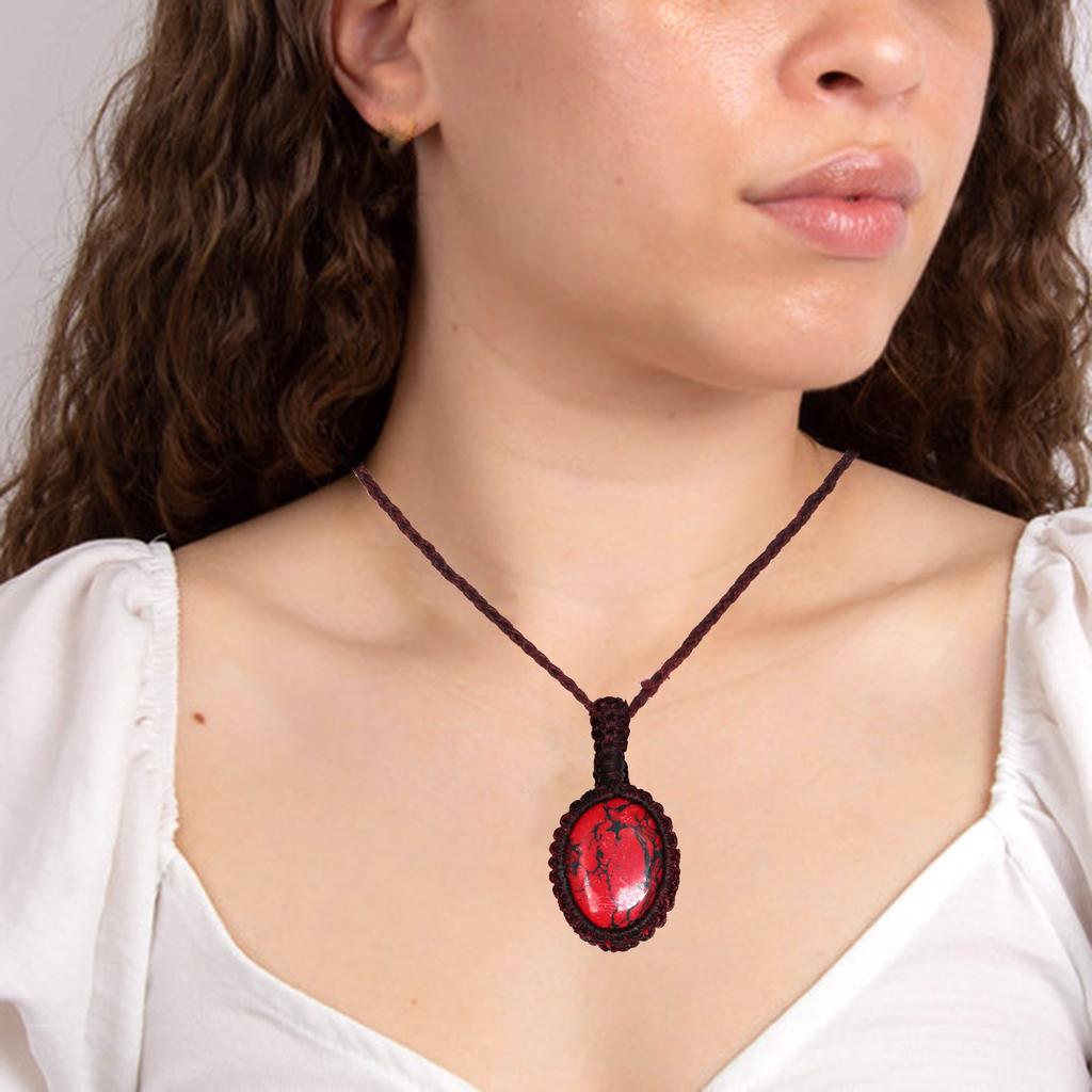 Ожерелье ручной работы в технике макраме красного цвета с медно-бирюзовыми нитями и драгоценными камнями