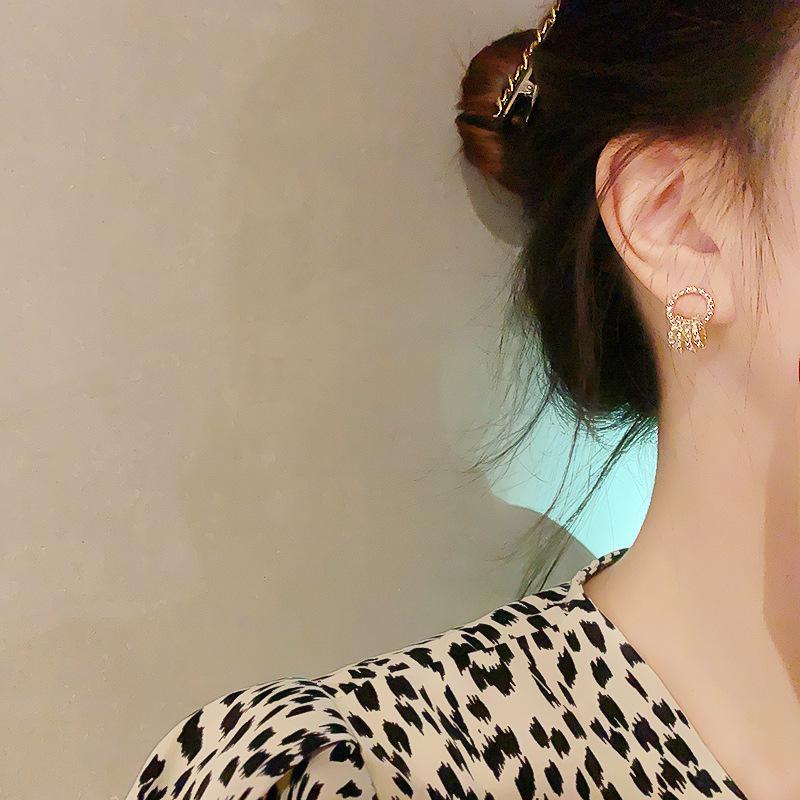 Новые полые серьги с несколькими круглыми бриллиантами, простые модные серьги в стиле ретро, серьги класса люкс для знаменитостей в стиле холодного ветра.