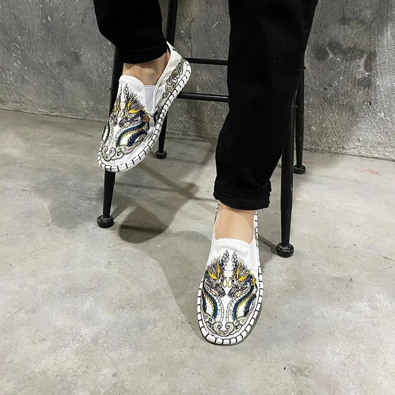 Тканевые туфли с цветочной вышивкой, мужские мокасины для мужчин-Gommino, студенческая повседневная обувь, модный национальный китайский стиль 2024