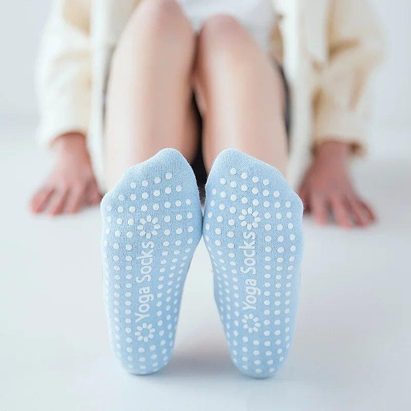 Breathable Anti-friction Women Yoga Socks Silicone Non Slip Pilates Barre Breathable Sports Dance Socks Slippers With Grips