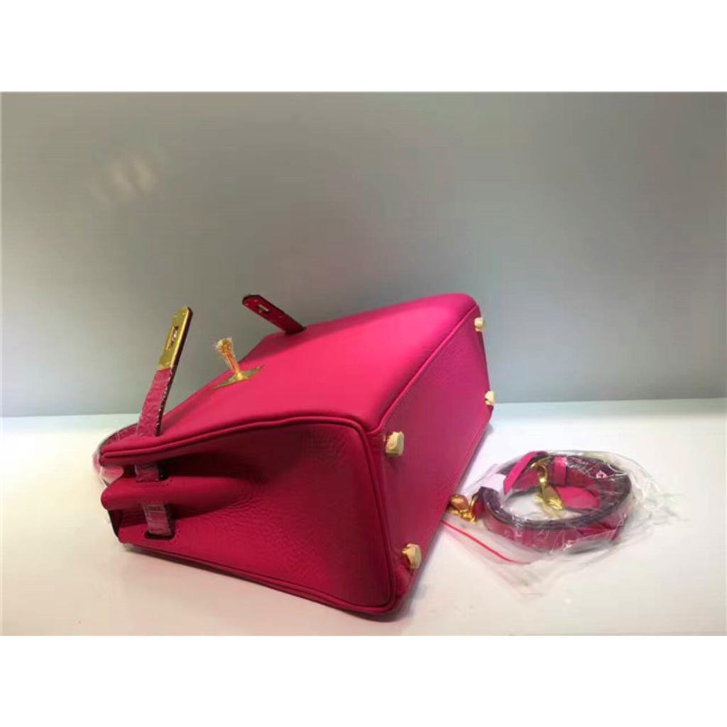 Келли обертывает верхний слой модной сумки-тоут из фактурной коровьей кожи, которую можно носить на плече или через плечо