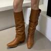 Женские ботинки 2024 года, модные новые плиссированные брендовые дизайнерские высокие ботинки весна-осень для отдыха на открытом воздухе с пряжкой на ремне, остроконечные мотоциклетные ботинки