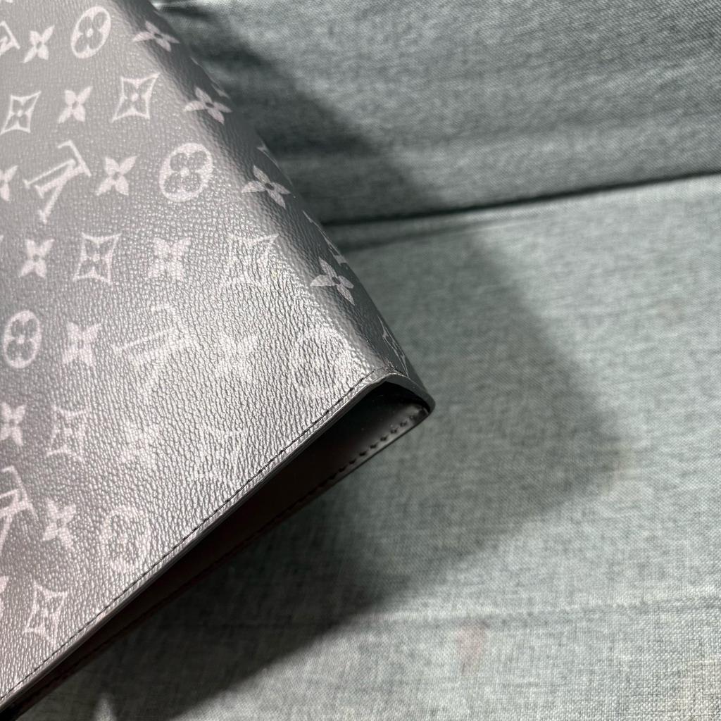 [Б/У] Louis Vuitton Pochette Voyage MM 'Черный холст Monogram Eclipse' - Очень хорошее состояние #1MGIBDF