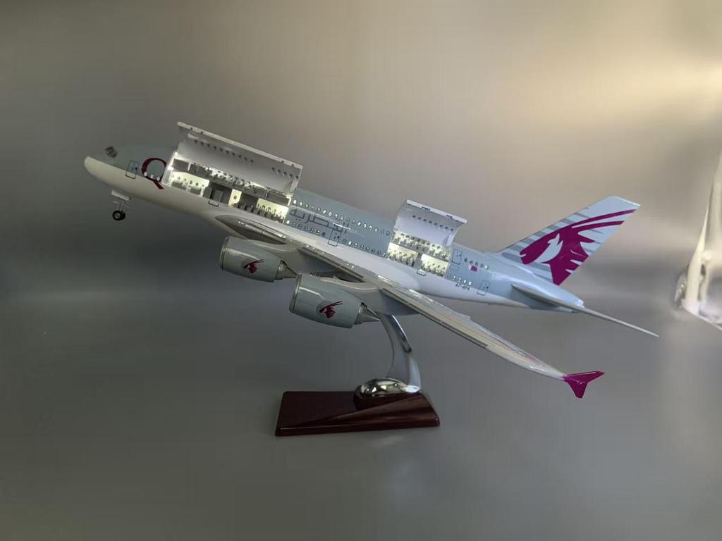 Модель самолета A380 авиакомпании Qatar Airways с двойными дверями, подсветкой и колесами - Реалистичный статический авиационный орнамент