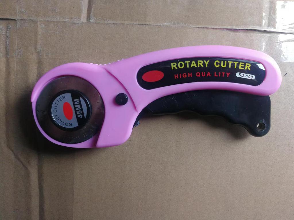 45-миллиметровый ротационный нож для резки ткани и кожи с ручкой