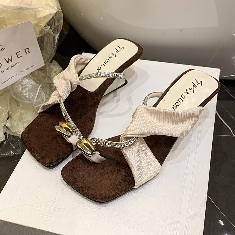 Модные горячо продаваемые модные босоножки на высоком каблуке с открытым носком для женщин 2025 лето дизайн со стразами квадратный носок шлепанцы пляжные крутые туфли