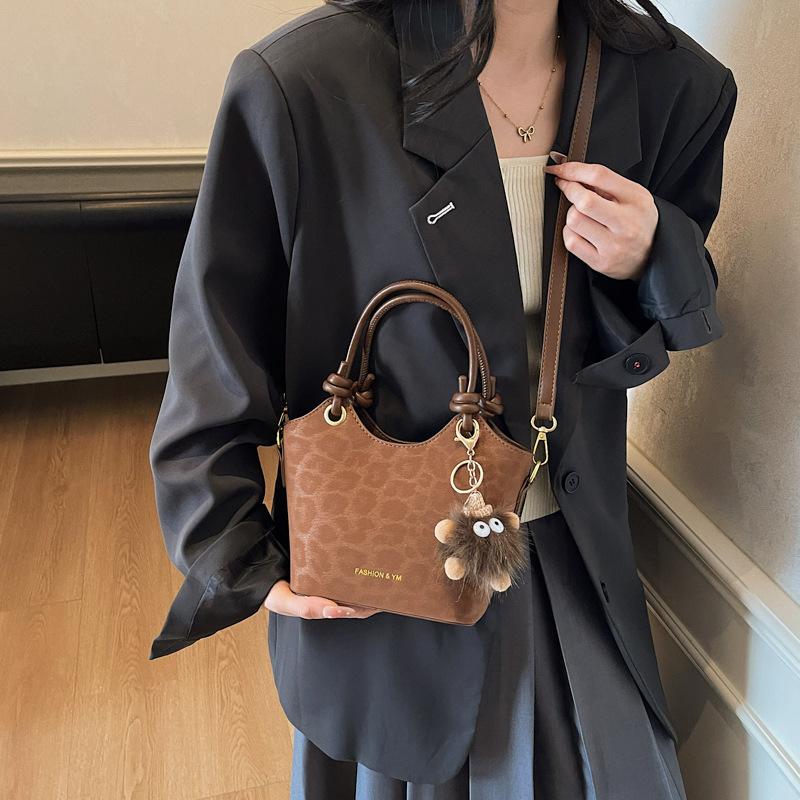 Ретро маленькие сумки женские осенне-зимние универсальные 2025 новые супер огненные сумки через плечо и мессенджеры популярны в этом году, сумки-ведра