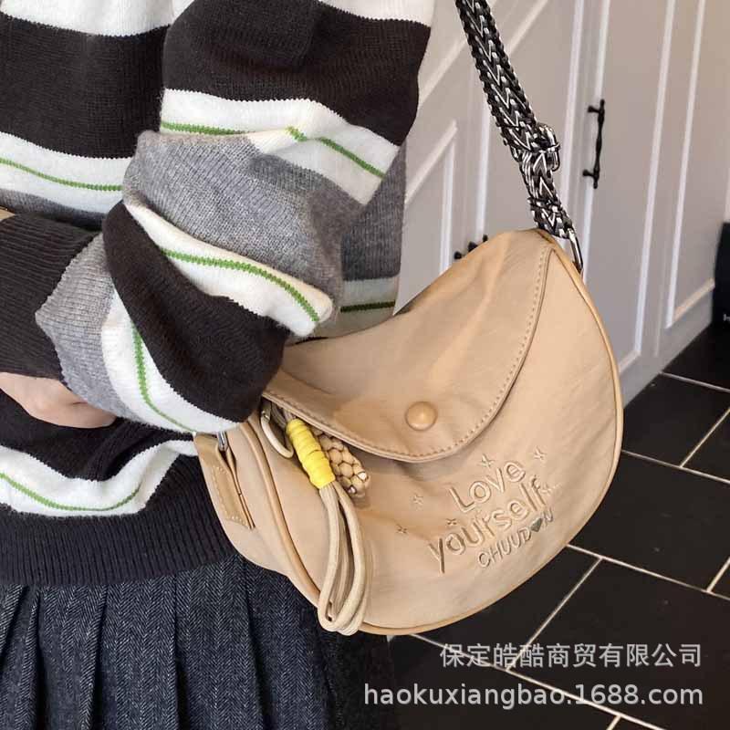 Casual bag women's 2025 new summer walking mobile phone small messenger bag fashion super fire shoulder bag saddle bag