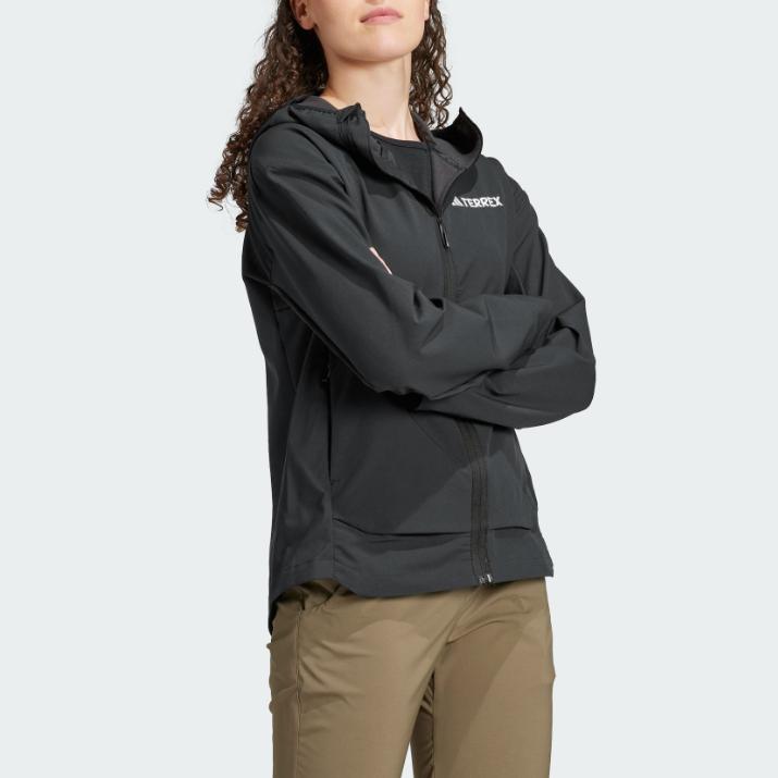 Adidas Многослойная куртка Softshell, однотонная, повседневная, с капюшоном, универсальная, с длинным рукавом, для походов, городской жизни, путешествий, поездок на работу, ветрозащитная куртка IX1487