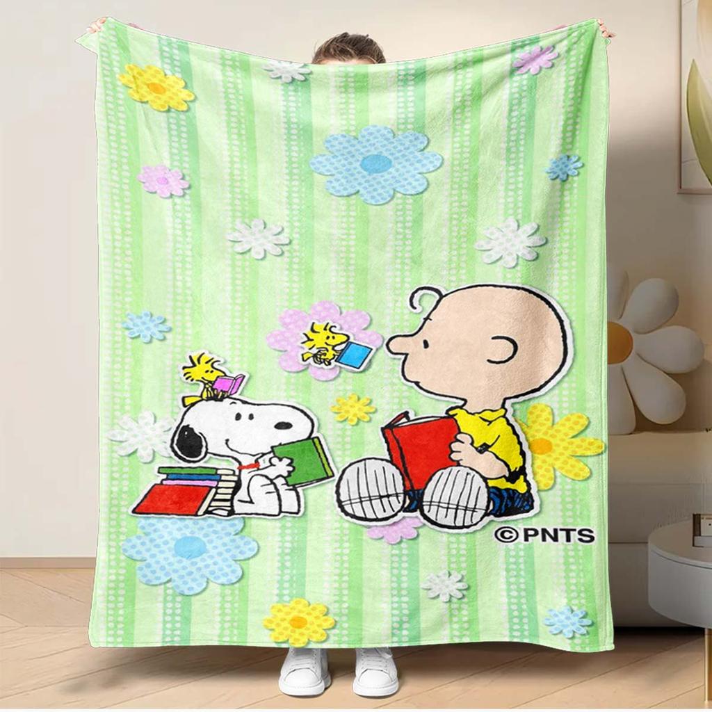 Cute Snoopy print soft and warm blanket, perfect for naps, sofas, beds, camping trips, the office, birthday and holiday gifts.