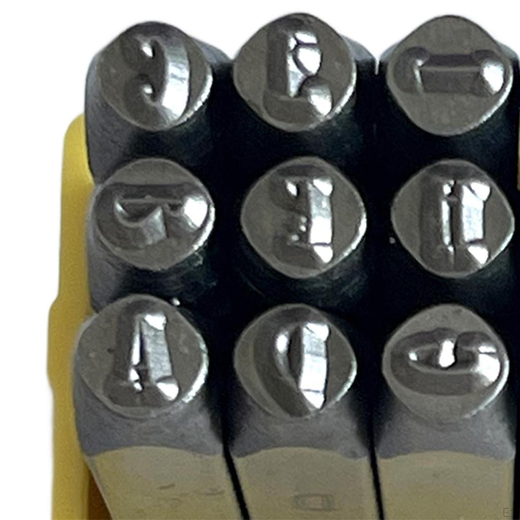 Металлический набор штамповочных инструментов для создания гравированных цифр, которые отпечатаны для