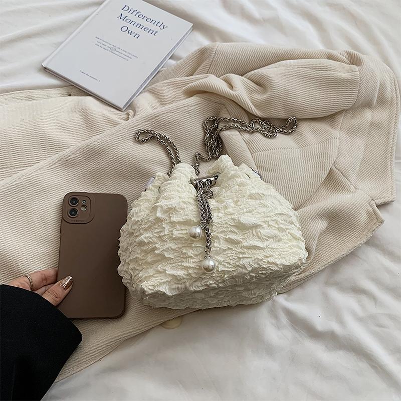 В этом году популярная и популярная женская сумка, новый нишевый дизайн, модная цепочка, сумка через плечо из ткани, плиссированная сумка-ведро