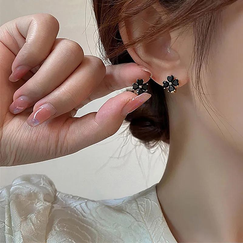 Черные мини-серьги-гвоздики с четырьмя листочками, женские украшения, аксессуар для вечеринки