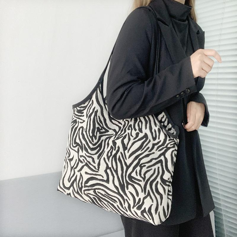 Сумка-тоут с принтом зебры большой вместимости
