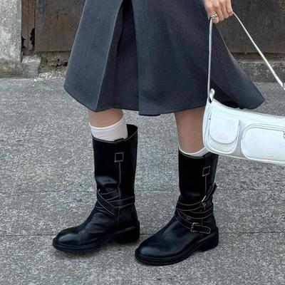 Мягкая кожа ретро пряжка ремня толстый каблук средняя труба короткие ботинки женские 2025 осень новые плиссированные низкий каблук западные рыцарские сапоги