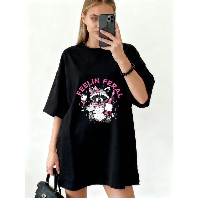 Оверсайз платье-футболка Черное С чувством дикого енота с бутылкой вина и бокалом Принт Повседневный стритвир Для женщин