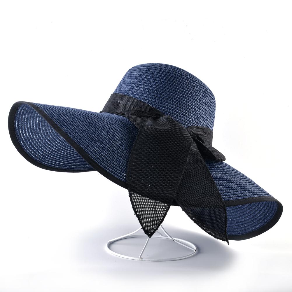 Соломенная шляпка для пляжного сезона