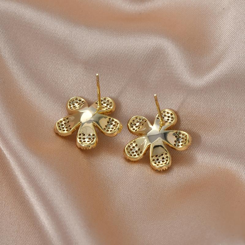 Корейский стиль, милые эффектные серьги с цветочным жемчугом для женщин, серьги-гвоздики с микро-паве из кубического циркония, дизайнерские модные украшения