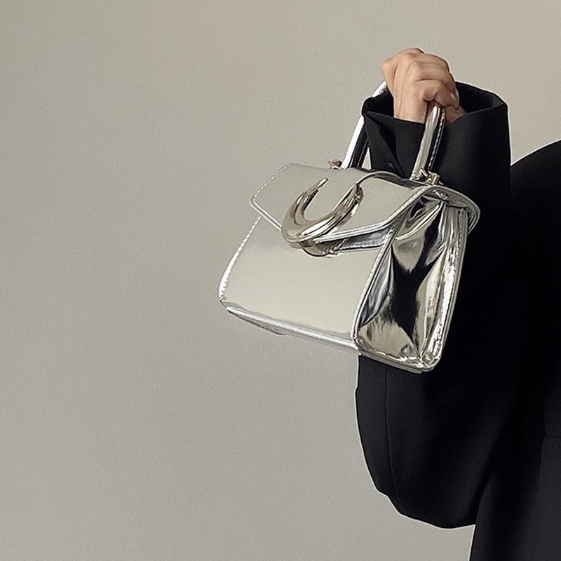 Чувство роскоши Женская маленькая квадратная сумка через плечо с замком-полумесяцем Модная лакированная кожа Однотонная Универсальная ручная сумка-кроссбоди с цепочкой CLE