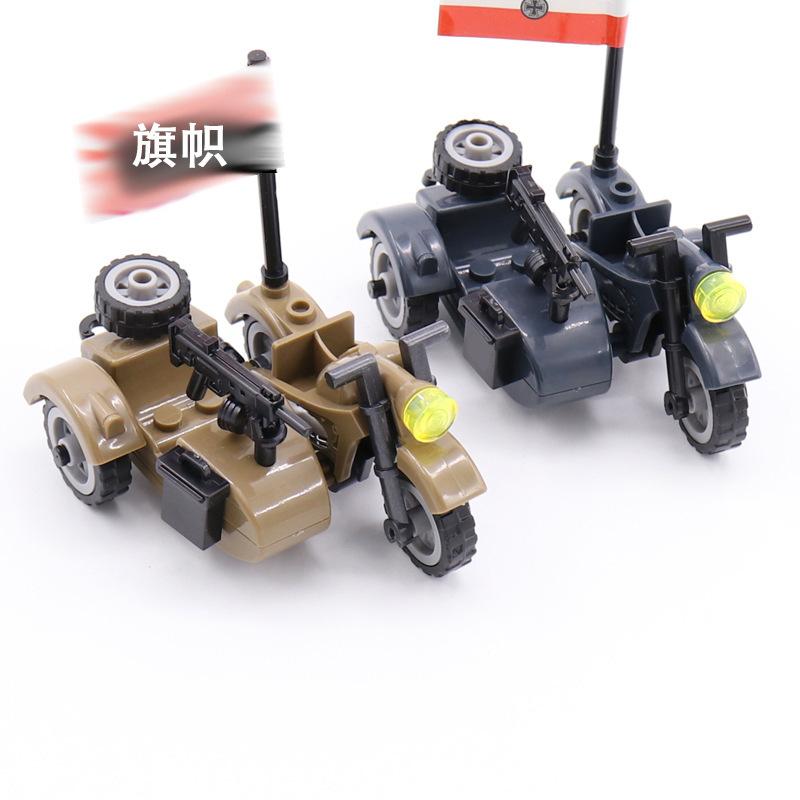 Кукольная военная сцена с разноцветным трехколесным мотоциклом серии Собранный строительный блок