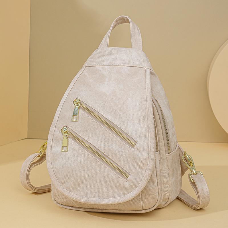 Женщины часто используют рюкзак, сумку через плечо, одноплечевую сумку большой вместимости и дорожный рюкзак