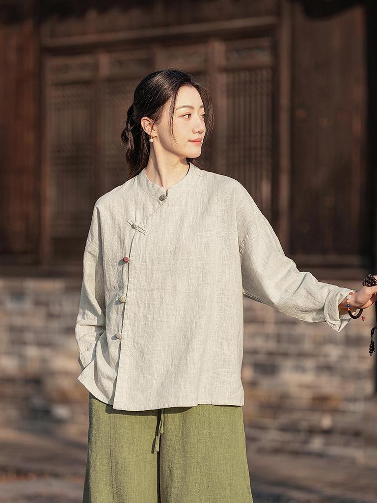 Женская рубашка ретро из льна Весна/Лето 2025 со стойкой, боковой планкой, колор-блоком, песочной стиркой, пуговицей-лягушкой и длинными рукавами.