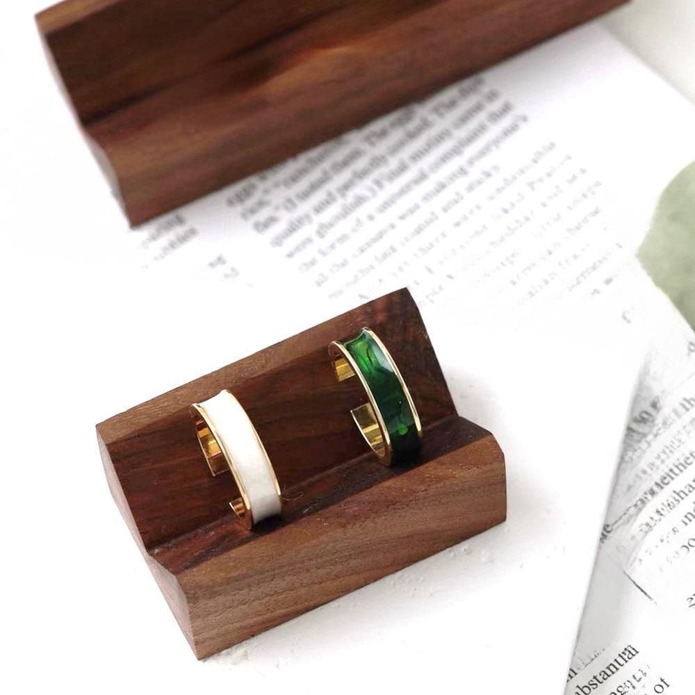 "Подставка для колец из ореха": Стойка для демонстрации сережек и ювелирных изделий