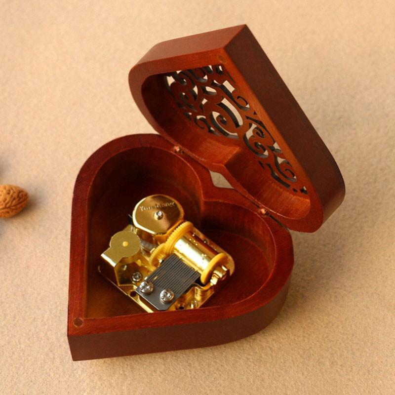 Очаровательная прямоугольная музыкальная шкатулка из дерева с резьбой в виде сердца, заводная, с мелодичными мелодиями