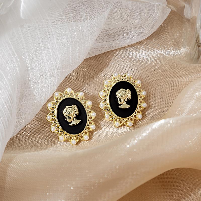 Серьги-пусеты из серебра 925 пробы в стиле ретро с рельефным узором: Трендовый европейский и американский стиль с кружевным дизайном для образа французской светской львицы