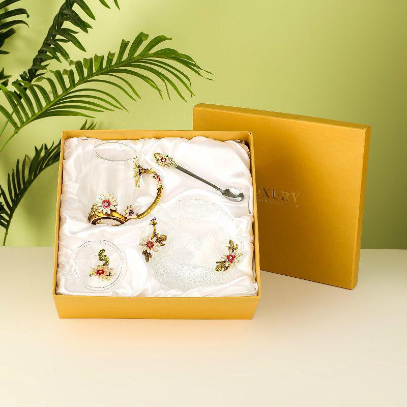 Чайная чашка из термостойкого хрустального стекла с эмалью Daisy — идеальный подарок на день рождения или праздник