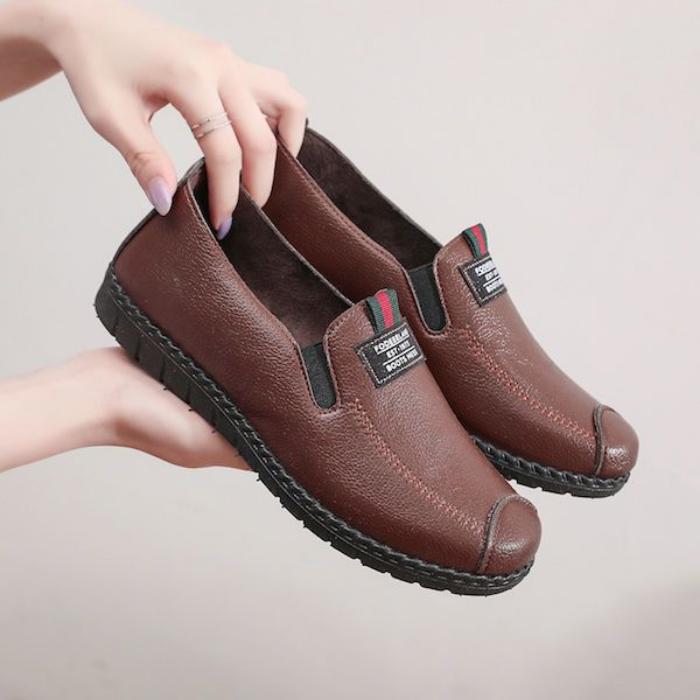 Повседневная женская обувь. Старинная обувь. Новая модная обувь для мам. Туфли среднего возраста. Непромокаемая маленькая кожаная обувь на мягкой подошве.