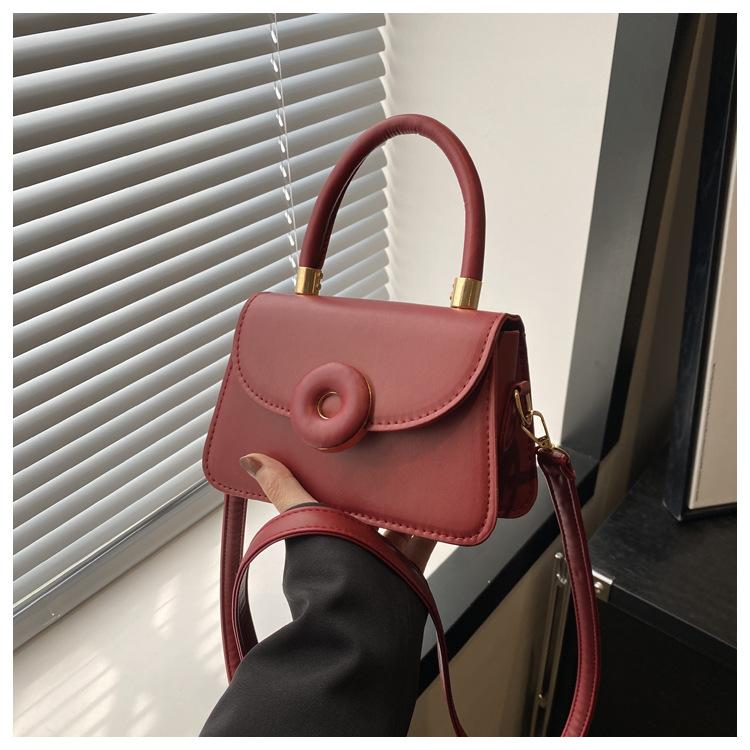 Популярная в этом году портативная маленькая квадратная сумка женская летняя 2024 новая модная сумка через плечо повседневная однотонная сумка-мессенджер в иностранном стиле