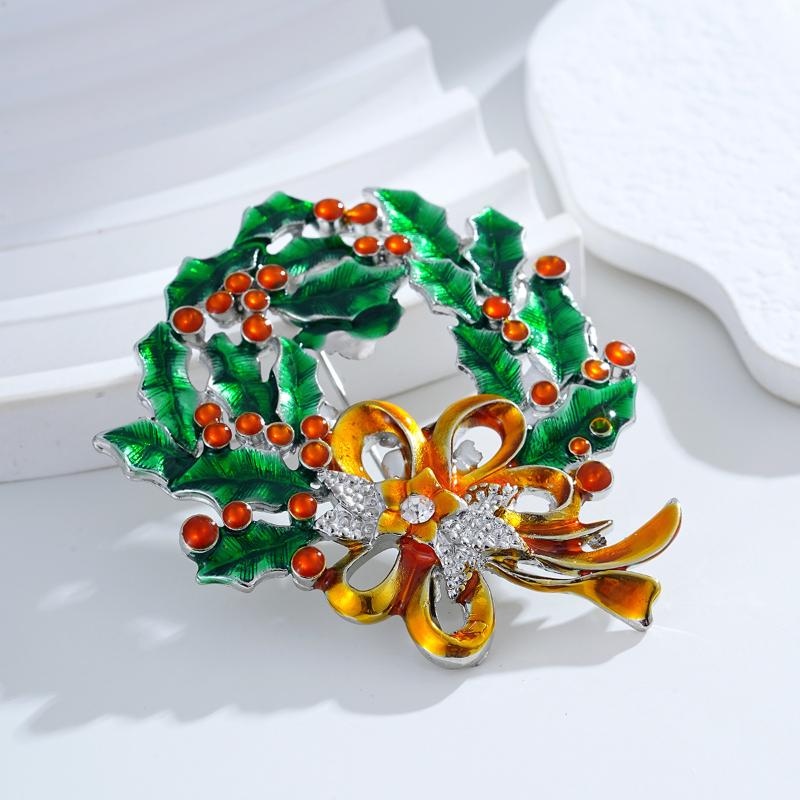 Новые эмалевые рождественские броши Рождественская елка Снеговик Шапки Санты Олень Снежинка Металлические значки Рождественские декоративные украшения