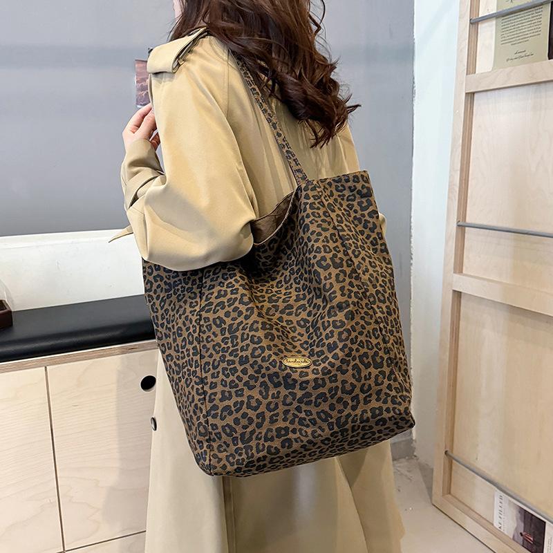 Fashion Leopard Print Canvas Bag Women's 2025 New Trend Fashion College Style Tote Bag Casual Retro Shoulder Bag