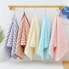 Утолщенное полотенце с цветной полосатой окантовкой и петлей для подвешивания