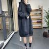 Осень Зима Новое Однотонное Платье Миди с Капюшоном Женское Лоскутное на Кулиске Карманы Свободное Модное Повседневное Теплое Платье с Длинным Рукавом