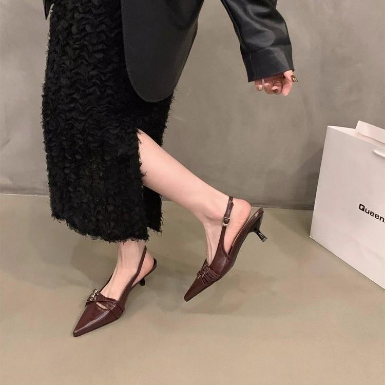 Мода 2024 года. Новые босоножки на высоком каблуке. Женская обувь. Новые летние туфли. Острый носок. Женская обувь для вечеринок. Модная пряжка. Женская обувь.