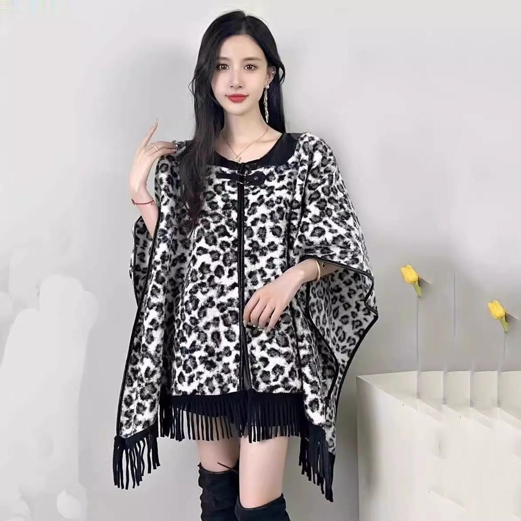 Maillard Wears A Vintage Design Niche Plaid Splicing Cape Fringed Shawl Sleeveless Granular Velvet Thick Coat