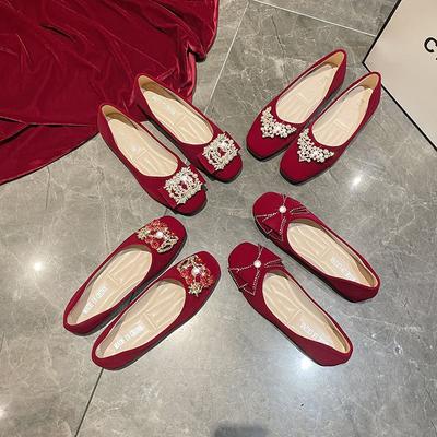 Новое свадебное платье для беременных 2025 года носит свадебные туфли с квадратным носком, красные туфли Xiuhe на мягкой подошве и две свадебные туфли на женской плоской подошве.