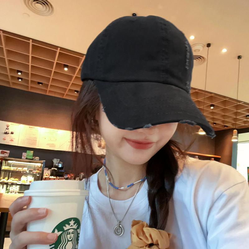 Бейсболка из хлопка в американском стиле с вышитыми буквами в минималистском стиле