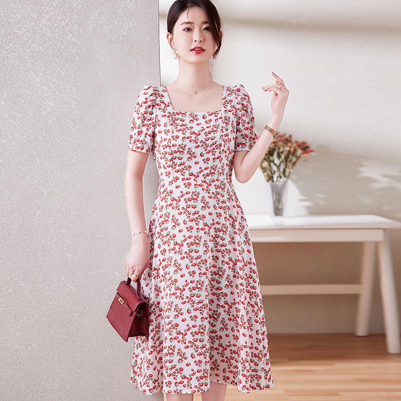 Летнее платье с цветочным принтом больших размеров - короткий рукав, подчеркнутая талия, тонкий фасон