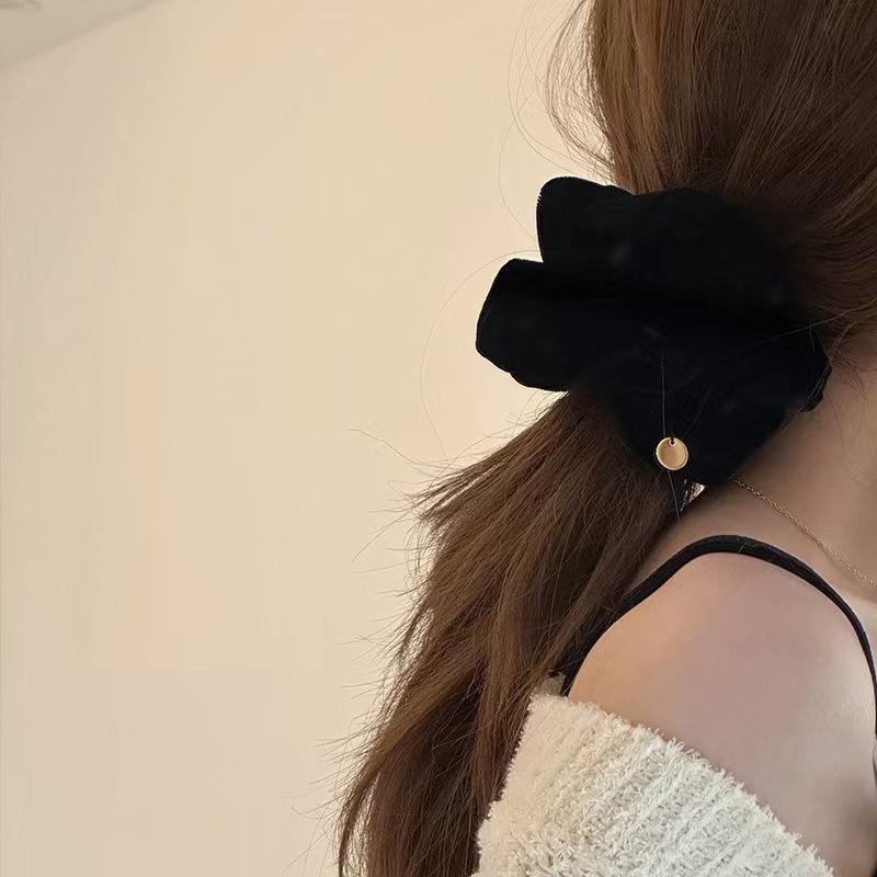Elegant Black Velvet Scrunchie for Women – Durable, Versatile Hair Tie for High Ponytails and Buns