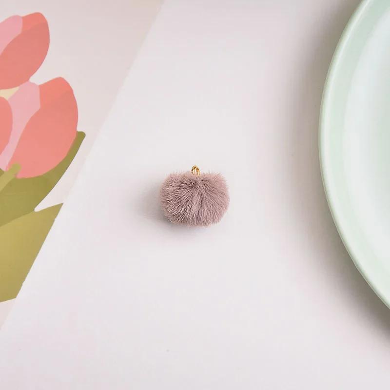 Брелок для ключей в виде разноцветного плюшевого шарика с молочным кулоном, абажуром в виде макарон и вращающейся пряжкой.