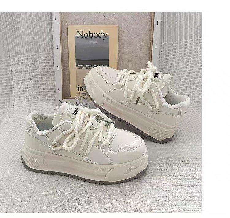 В 2024 году новые маленькие белые туфли будут популярны осенью и зимой, супер огненные кеды на платформе, модели-маффины, универсальные на толстой подошве, нишевая мода