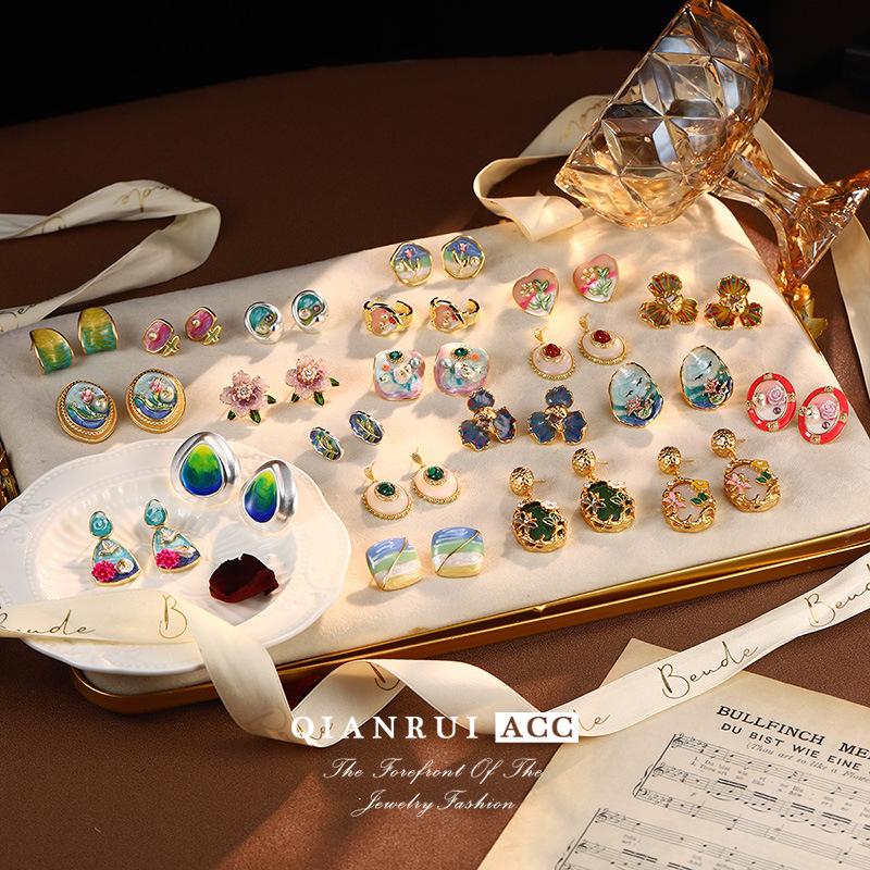 Серия картин Ван Гога и Моне: Серьги-пусеты «Французский цветок» из эмали с натуральным жемчугом, серебро 925 пробы, летняя коллекция.