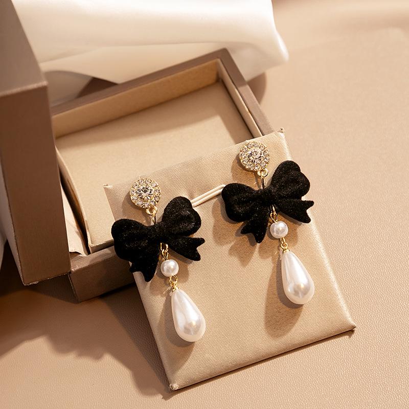 Серьги-ретро с красным бантом и жемчугом, серебряными иглами и бриллиантовыми акцентами - Праздничная роскошь