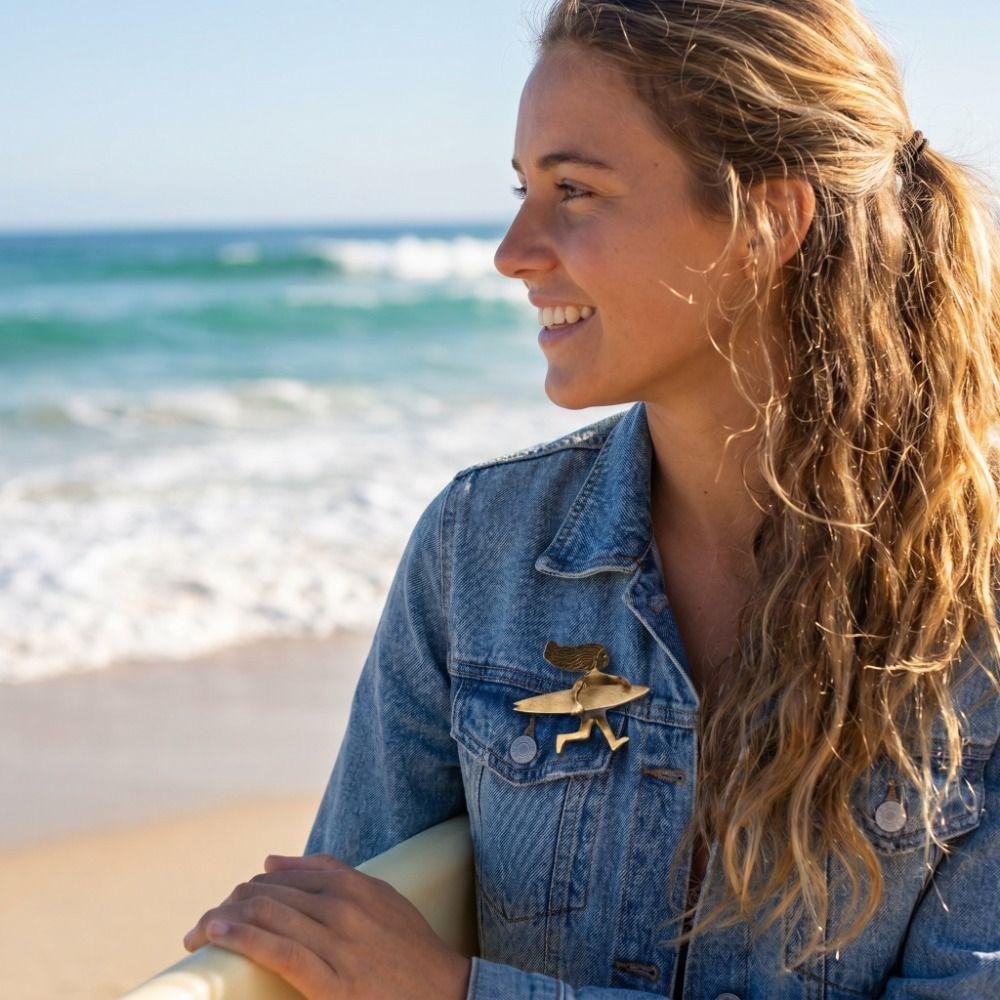 Irregular Surfing Girl Brooch Gold Color Beach Jewelry Exquisite Lapel Pin Vacation Style