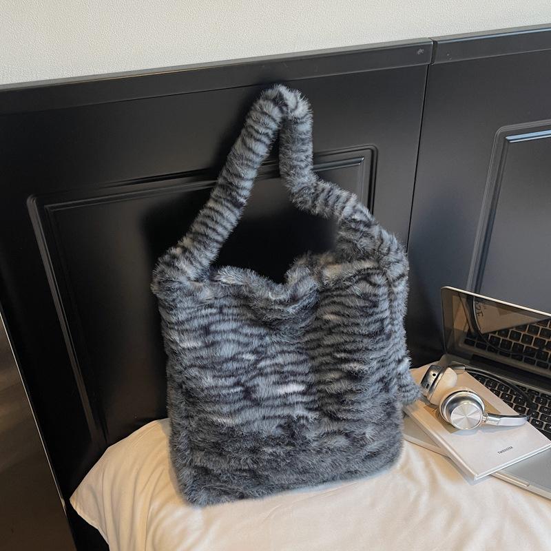 Вместительная пушистая сумка женская осенняя новая повседневная мягкая пушистая сумка через плечо портативная сумка-тоут