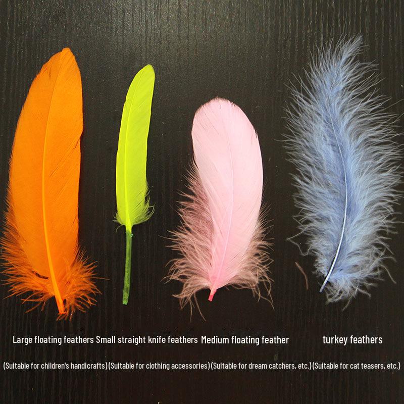 Пасхальный ловец снов своими руками из окрашенных гусиных перьев с разноцветными набитыми перьями и острыми бархатными перьями из хвоста индейки