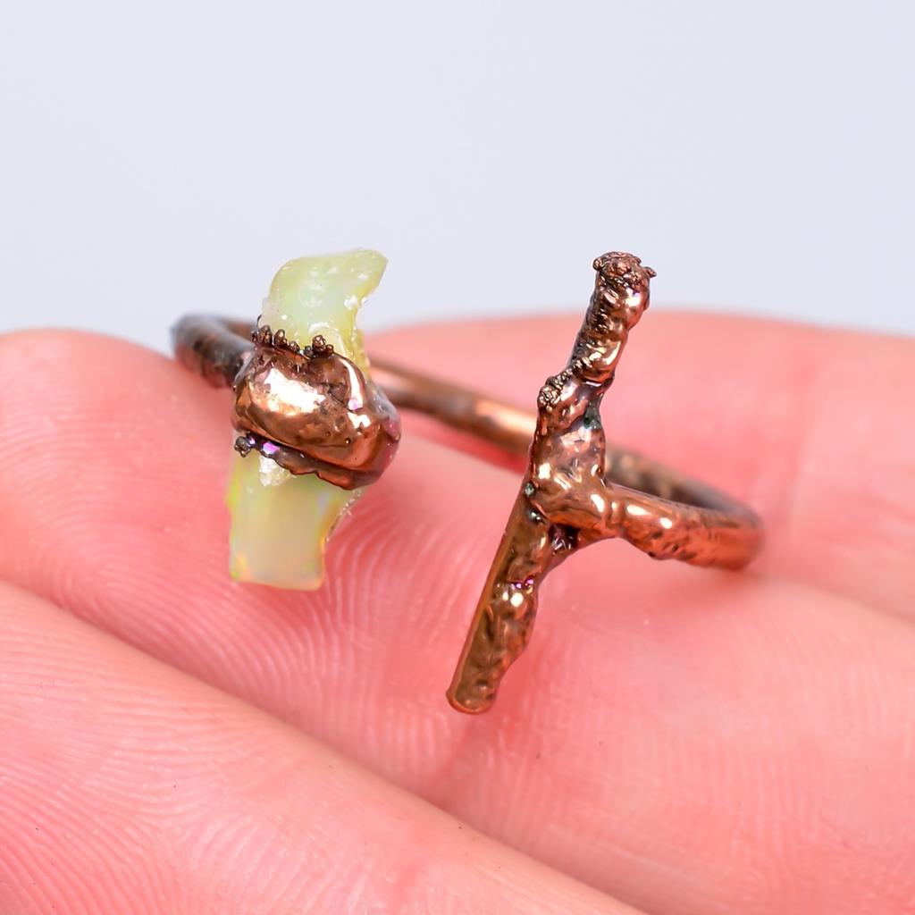 Изысканное кольцо-обещание из меди с гальваническим покрытием, украшенное драгоценным камнем эфиопским опалом и выполненное в стиле бесконечности. Ювелирное изделие V-56